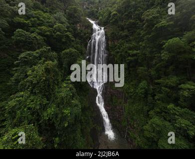 La bellissima cascata di Temurun è sparata nel mezzo della foresta, Langkawi, Malesia Foto Stock