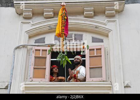 Le persone che indossano abiti tradizionali pregano durante la celebrazione del Gudi Padwa a Mumbai. Gudi Padwa è una festa primaverile che segna le celebrazioni del nuovo anno per la gente della comunità Maharashtriana. Foto Stock