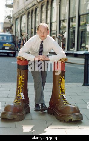 Sotheby's asta di Elton John oggetti. I famosi stivali Doc Martin di Elton sono stati marched fuori da un'asta per un record £11.000 - nelle mani del loro creatore. I lacci in fibra di vetro da 4ft 61/2 pollici con scarpe con plateau e pinze in metallo sono stati acquistati da Stephen Briggs, la cui famiglia Northampton produce Doc Martens su licenza della Germania. Elton indossava gli stivali quando suonava il Pinball Wizard nella rock opera Tommy. Stephen era disposto a fare un'offerta fino a £15.000 per loro. Nella foto, Stefano con i suoi £11.000 stivali. 6th settembre 1988. Foto Stock