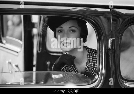 Jane Seymour come Wallis Simpson sul set di 'la donna che amava' in Chantilly. 10th dicembre 1987. Foto Stock