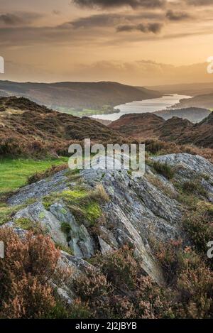 L'epica immagine del paesaggio del tramonto autunnale da Holme è caduta guardando verso Coniston Water nel Lake District Foto Stock