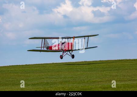 Compton Abbas, Dorset Regno Unito. 2nd aprile 2022. Tempo britannico: Velivoli leggeri , compresi alcuni vintage, prendono al cielo in una giornata soleggiata, ma fredda, a Compton Abbas Airfield nel Dorset. 1934 De Havilland DH-82A Tiger Moth. Credit: Carolyn Jenkins/Alamy Live News Foto Stock