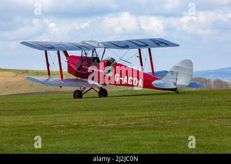 Compton Abbas, Dorset Regno Unito. 2nd aprile 2022. Tempo britannico: Velivoli leggeri , compresi alcuni vintage, prendono al cielo in una giornata soleggiata, ma fredda, a Compton Abbas Airfield nel Dorset. 1934 De Havilland DH-82A Tiger Moth. Credit: Carolyn Jenkins/Alamy Live News Foto Stock