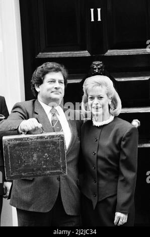 Budget Day al numero 11 Downing Street. Il Cancelliere dello scacchiere, Nigel Lawson, con sua moglie Therese e il famoso caso di bilancio. 17th marzo 1987. Foto Stock