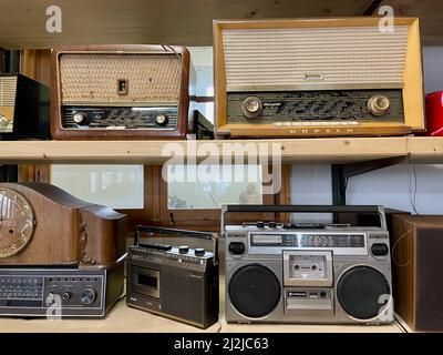 Vecchie radio d'epoca in un negozio d'antiquariato. Foto di alta qualità Foto Stock