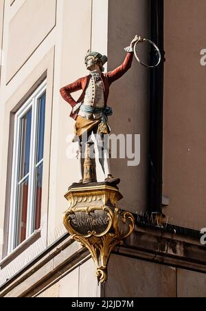 Monaco, angolo di Cooper, figura tradizionale di cooper con l'antico costume della confraternita dei barili nel centro della città Foto Stock