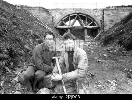 I volontari Ian cowan (a destra) ed Eric Maxwell stanno ricostruendo il Gibraltar Bridge a Marley Hill sul sito della Tanfield Railway il 11th febbraio 1987 Foto Stock