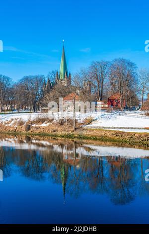 Vista della cattedrale di Nidarosdomen attraverso il fiume Nidelva a Trondheim, Norvegia Foto Stock