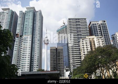 KL torre tra edifici di uffici a Kuala Lumpur, Malesia Foto Stock