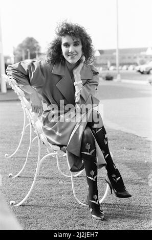 Celine Dion, cantante canadese di 20 anni, in rappresentanza della Svizzera, eseguirà la sua canzone, ne partez pas sans moi (Don't Leave Without Me), in occasione del Concorso annuale 33rd Eurovisione Song 1988, che si terrà a Dublino, Irlanda, nella foto di venerdì 29th aprile 1988. Celine Dion ha vinto il concorso cantando la sua canzone in lingua francese. Foto Stock