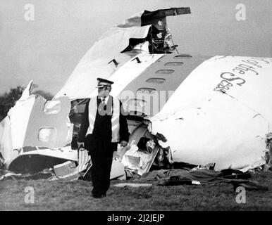 Il disastro aereo di Lockerbie che si è verificato il 21st dicembre, 1988. Il velivolo coinvolto era il Pam Boeing 747-121, Clipper Maid of the Seas. Una scena della devastazione dentro e intorno Lockerbie. 22/12/1988 Foto Stock