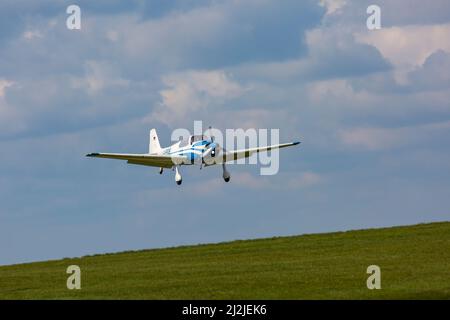 Compton Abbas, Dorset Regno Unito. 2nd aprile 2022. Tempo britannico: Velivoli leggeri , compresi alcuni vintage, prendono al cielo in una giornata soleggiata, ma fredda, a Compton Abbas Airfield nel Dorset. Credit: Carolyn Jenkins/Alamy Live News Foto Stock