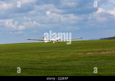 Compton Abbas, Dorset Regno Unito. 2nd aprile 2022. Tempo britannico: Velivoli leggeri , compresi alcuni vintage, prendono al cielo in una giornata soleggiata, ma fredda, a Compton Abbas Airfield nel Dorset. Credit: Carolyn Jenkins/Alamy Live News Foto Stock