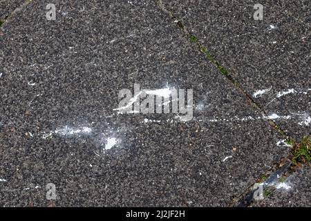 Vista dettagliata su superfici asfaltate di strade e strade diverse con crepe in primo piano Foto Stock