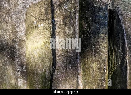 Pareti in cemento invecchiato su edifici moderni e storici con crepe e molta struttura ad alta risoluzione Foto Stock