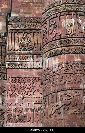 India. Delhi. Qutb Minar. Primo piano dettaglio di scultura in pietra. Foto Stock