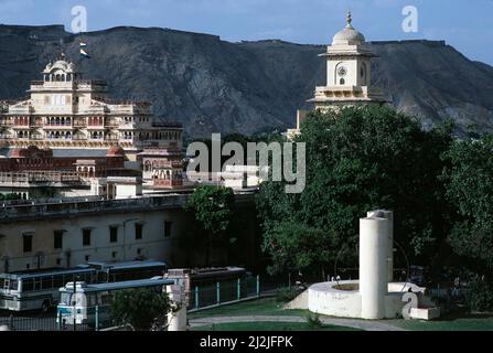 India. Rajasthan. Jaipur. Vista sul palazzo della città e sulle fortificazioni collinari. Foto Stock