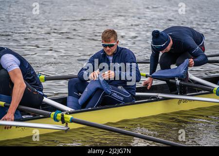 LONDRA, REGNO UNITO. 2 aprile 2022 . L'equipaggio della TheOxford University si allenerà sul Tamigi a Putney in una mattinata luminosa davanti alla gara di barche che si terrà il 3 aprile 2022. – La corsa in barca tra gli equipaggi delle università di Oxford e Cambridge del 147th si svolge lungo un tratto di marea di 4,2 miglia del Tamigi nella zona sud-occidentale di Londra da Putney a Mortlake. Credit: amer Ghazzal/Alamy Live News Foto Stock