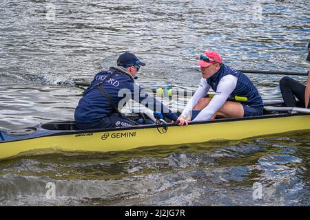 LONDRA, REGNO UNITO. 2 aprile 2022 . L'equipaggio della TheOxford University si allenerà sul Tamigi a Putney in una mattinata luminosa davanti alla gara di barche che si terrà il 3 aprile 2022. – La corsa in barca tra gli equipaggi delle università di Oxford e Cambridge del 147th si svolge lungo un tratto di marea di 4,2 miglia del Tamigi nella zona sud-occidentale di Londra da Putney a Mortlake. Credit: amer Ghazzal/Alamy Live News Foto Stock