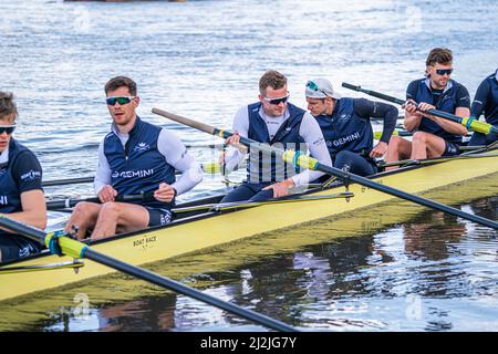 LONDRA, REGNO UNITO. 2 aprile 2022 . L'equipaggio della TheOxford University si allenerà sul Tamigi a Putney in una mattinata luminosa davanti alla gara di barche che si terrà il 3 aprile 2022. – La corsa in barca tra gli equipaggi delle università di Oxford e Cambridge del 147th si svolge lungo un tratto di marea di 4,2 miglia del Tamigi nella zona sud-occidentale di Londra da Putney a Mortlake. Credit: amer Ghazzal/Alamy Live News Foto Stock