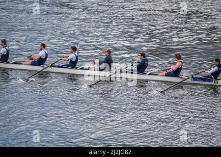 LONDRA, REGNO UNITO. 2 aprile 2022 . L'equipaggio della TheOxford University si allenerà sul Tamigi a Putney in una mattinata luminosa davanti alla gara di barche che si terrà il 3 aprile 2022. – La corsa in barca tra gli equipaggi delle università di Oxford e Cambridge del 147th si svolge lungo un tratto di marea di 4,2 miglia del Tamigi nella zona sud-occidentale di Londra da Putney a Mortlake. Credit: amer Ghazzal/Alamy Live News Foto Stock