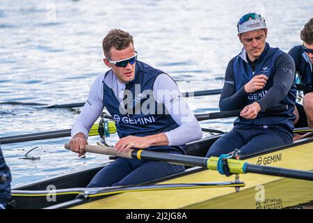 LONDRA, REGNO UNITO. 2 aprile 2022 . L'equipaggio della TheOxford University si allenerà sul Tamigi a Putney in una mattinata luminosa davanti alla gara di barche che si terrà il 3 aprile 2022. – La corsa in barca tra gli equipaggi delle università di Oxford e Cambridge del 147th si svolge lungo un tratto di marea di 4,2 miglia del Tamigi nella zona sud-occidentale di Londra da Putney a Mortlake. Credit: amer Ghazzal/Alamy Live News Foto Stock