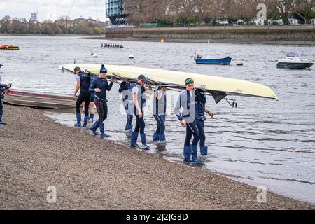 LONDRA, REGNO UNITO. 2 aprile 2022 . L'equipaggio della TheOxford University si allenerà sul Tamigi a Putney in una mattinata luminosa davanti alla gara di barche che si terrà il 3 aprile 2022. – La corsa in barca tra gli equipaggi delle università di Oxford e Cambridge del 147th si svolge lungo un tratto di marea di 4,2 miglia del Tamigi nella zona sud-occidentale di Londra da Putney a Mortlake. Credit: amer Ghazzal/Alamy Live News Foto Stock