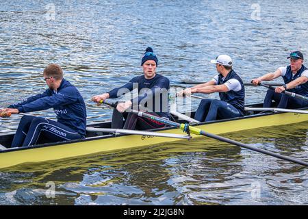 LONDRA, REGNO UNITO. 2 aprile 2022 . L'equipaggio della TheOxford University si allenerà sul Tamigi a Putney in una mattinata luminosa davanti alla gara di barche che si terrà il 3 aprile 2022. – La corsa in barca tra gli equipaggi delle università di Oxford e Cambridge del 147th si svolge lungo un tratto di marea di 4,2 miglia del Tamigi nella zona sud-occidentale di Londra da Putney a Mortlake. Credit: amer Ghazzal/Alamy Live News Foto Stock