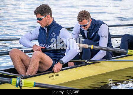 LONDRA, REGNO UNITO. 2 aprile 2022 . L'equipaggio della TheOxford University si allenerà sul Tamigi a Putney in una mattinata luminosa davanti alla gara di barche che si terrà il 3 aprile 2022. – La corsa in barca tra gli equipaggi delle università di Oxford e Cambridge del 147th si svolge lungo un tratto di marea di 4,2 miglia del Tamigi nella zona sud-occidentale di Londra da Putney a Mortlake. Credit: amer Ghazzal/Alamy Live News Foto Stock