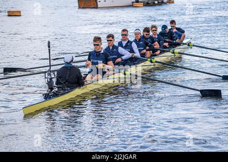 LONDRA, REGNO UNITO. 2 aprile 2022 . L'equipaggio della TheOxford University si allenerà sul Tamigi a Putney in una mattinata luminosa davanti alla gara di barche che si terrà il 3 aprile 2022. – La corsa in barca tra gli equipaggi delle università di Oxford e Cambridge del 147th si svolge lungo un tratto di marea di 4,2 miglia del Tamigi nella zona sud-occidentale di Londra da Putney a Mortlake. Credit: amer Ghazzal/Alamy Live News Foto Stock