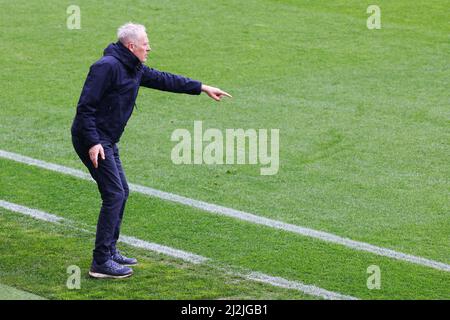 Friburgo in Breisgau, Germania. 02nd Apr 2022. Calcio: Bundesliga, SC Friburgo - Bayern Monaco di Baviera, Matchday 28, Europa-Park Stadion: Freiburg Coach Christian Streich è in margine. Credit: Philipp von Ditfurth/dpa - NOTA IMPORTANTE: In conformità con i requisiti della DFL Deutsche Fußball Liga e della DFB Deutscher Fußball-Bund, è vietato utilizzare o utilizzare fotografie scattate nello stadio e/o della partita sotto forma di immagini di sequenza e/o serie di foto video-simili./dpa/Alamy Live News Foto Stock