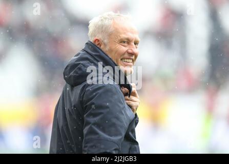 Friburgo, Germania. 02nd Apr, 2022. Primo 1.Bundesliga. 2021/2022 Calcio: Fuvuball: 02.04.2022 SC Friburgo - FC Bayern Mv* nchen Muenchen Christian Streich, allenatore di SC Friburgo, mezza figura, ritratto Credit: dpa/Alamy Live News Foto Stock
