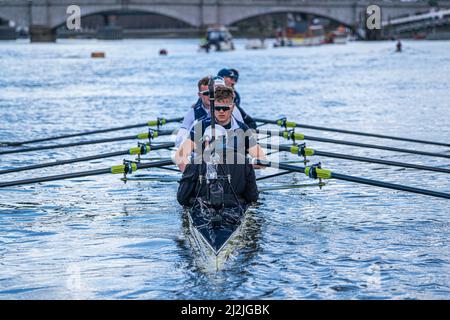 LONDRA, REGNO UNITO. 2 aprile 2022 . L'equipaggio della TheOxford University si allenerà sul Tamigi a Putney in una mattinata luminosa davanti alla gara di barche che si terrà il 3 aprile 2022. – La corsa in barca tra gli equipaggi delle università di Oxford e Cambridge del 147th si svolge lungo un tratto di marea di 4,2 miglia del Tamigi nella zona sud-occidentale di Londra da Putney a Mortlake. Credit: amer Ghazzal/Alamy Live News Foto Stock