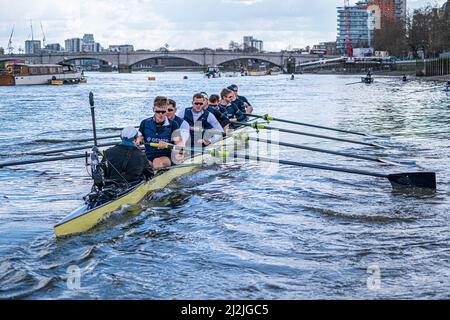 LONDRA, REGNO UNITO. 2 aprile 2022 . L'equipaggio della TheOxford University si allenerà sul Tamigi a Putney in una mattinata luminosa davanti alla gara di barche che si terrà il 3 aprile 2022. – La corsa in barca tra gli equipaggi delle università di Oxford e Cambridge del 147th si svolge lungo un tratto di marea di 4,2 miglia del Tamigi nella zona sud-occidentale di Londra da Putney a Mortlake. Credit: amer Ghazzal/Alamy Live News Foto Stock