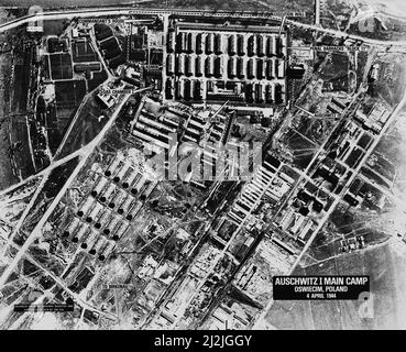 Una fotografia di ricognizione aerea del campo di concentramento di Auschwitz che mostra il campo di Auschwitz i, aprile 1944 Foto Stock