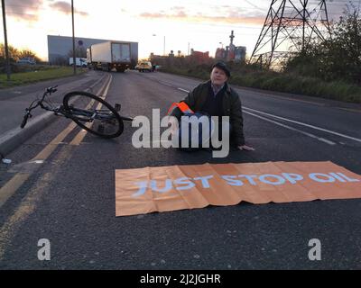 Foto di handout pubblicata da Just Stop Oil dei manifestanti che hanno bloccato una strada vicino al Titan Truck Park a Grays, Essex, dove affermano di aver costruito una rete segreta sotterranea di tunnel presso i terminal petroliferi Navigator e Grays. I manifestanti chiedono al governo britannico di bloccare nuovi progetti nel settore del petrolio e del gas. Data di emissione: Sabato 2 aprile 2022. Foto Stock