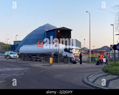 Foto di handout pubblicata da Just Stop Oil of Protesters seduti in cima a una nave cisterna fuori dal terminal del Navigatore in Essex, dove affermano di aver costruito una rete sotterranea segreta di tunnel ai terminal del Navigatore e del petrolio Grays. I manifestanti chiedono al governo britannico di bloccare nuovi progetti nel settore del petrolio e del gas. Data di emissione: Venerdì 1 aprile 2022. Foto Stock