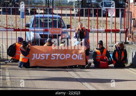 Foto di handout pubblicata da Just Stop Oil dei manifestanti che hanno bloccato l'accesso al Titan Truck Park di Grays, Essex, dove affermano di aver costruito una rete sotterranea segreta di tunnel presso i terminal petroliferi Navigator e Grays. I manifestanti chiedono al governo britannico di bloccare nuovi progetti nel settore del petrolio e del gas. Data di emissione: Sabato 2 aprile 2022. Foto Stock