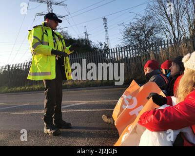 Foto di handout pubblicata da Just Stop Oil dei manifestanti che hanno bloccato l'accesso al Titan Truck Park di Grays, Essex, dove affermano di aver costruito una rete sotterranea segreta di tunnel presso i terminal petroliferi Navigator e Grays. I manifestanti chiedono al governo britannico di bloccare nuovi progetti nel settore del petrolio e del gas. Data di emissione: Venerdì 1 aprile 2022. Foto Stock