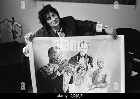 Ronnie Wood, raffigurato nel 1987 con i suoi disegni. Questi disegni sarebbero eventualmente dipinti a colori. In questa foto Ronnie tiene il suo disegno Louis Armstrong (a sinistra) Leon Bismark 'Bix' Beiderbecke (al centro) e Bunk Johnson (a destra). Tutti i musicisti del 1930s. Foto scattata il 20th ottobre 1987 Foto Stock