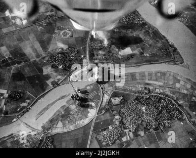 U.S. Navy Douglas A-4E Skyhawks from Attack Squadrons VA-163 Saints and VA-164 Ghost Riders Attacking the Phuong Dinh Railroad bypass Bridge, 10 km a nord di Thanh Hoe, Vietnam del Nord, il 10 settembre 1967. Entrambi gli squadroni sono stati assegnati al vettore Air Wing 16 (CVW-16) a bordo del vettore aereo USS Oriskany (CVA-34) per un dispiegamento in Vietnam dal 16 giugno 1967 al 31 gennaio 1968. Nota i due Skyhawks attaccanti in basso a destra e uno direttamente sopra le esplosioni sul ponte, 10 settembre 1967 Foto Stock