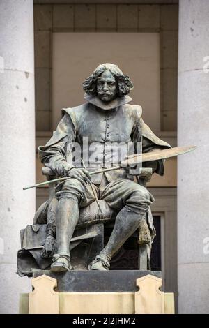 Statua del pittore Diego Velázquez all'ingresso del Museo del Prado a Madrid, Spagna. Foto Stock