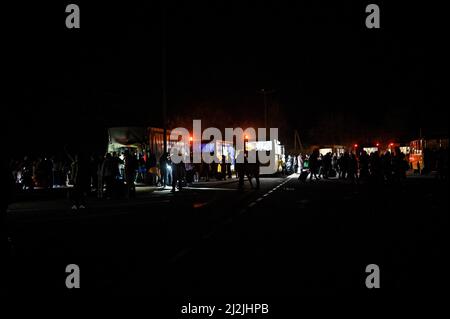 ZAPORIZHZHIA, UCRAINA - 1 APRILE 2022 - autobus che evacuano le persone temporaneamente occupate da Melitopol attraverso un corridoio umanitario sono raffigurati in Za Foto Stock