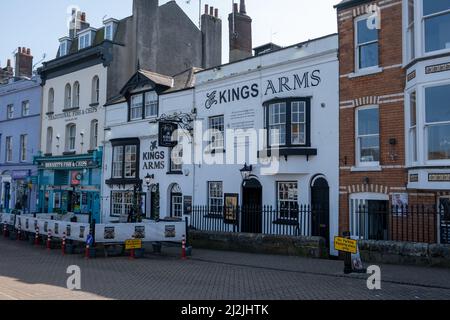 The Kings Arm pub sul lungomare di Weymouth, Dorset, Regno Unito (Mar22) Foto Stock