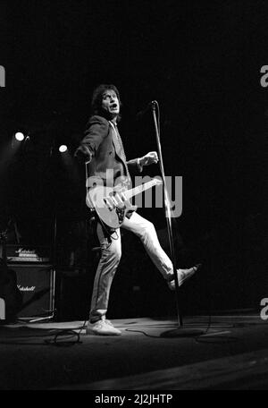 Il musicista inglese Ray Davies ha suonato con i Kinks al Lyceum Theatre di Londra, Inghilterra il 22 dicembre 1982. Foto Stock