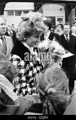 La principessa Diana, Principessa del Galles visto qui arrivando alla stazione di Middlesbrough durante una visita a Teesside. Il 18 marzo 1987 Foto Stock