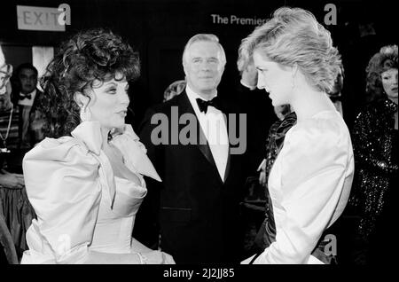 La principessa Diana di HRH, la Principessa del Galles (a destra) incontra l'attore Joan Collins alla prima del film di '84 Charing Cross Road' in aiuto del Cinema e della Televisione benevent Fund. Il film è protagonista Anne Bancroft, Anthony Hopkins e Judi Dench. George Peppard, attore, è al centro della foto, cravatta di prua e alla sinistra di Joan Collins. Foto scattata il 23rd marzo 1987 Foto Stock