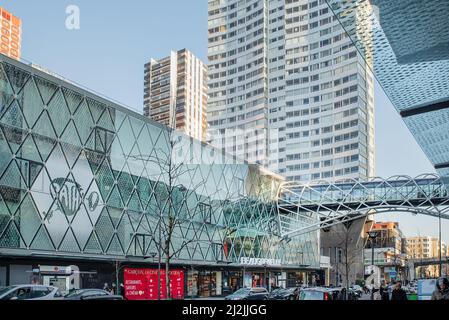 Una bella foto della facciata del Centre Commercial Beaugrenelle, un centro commerciale a Parigi, Francia Foto Stock