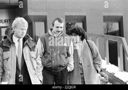 Scene fuori dalla corte della Corona di Leicester dopo che Colin Pitchfork è stato condannato alla prigione a vita dopo aver ammesso gli omicidi separati di Lynda Mann di 15 anni (1983) e Dawn Ashworth di 15 anni (1986), venerdì 22nd gennaio 1988. Fu la prima persona condannata per omicidio sulla base di prove di impronte digitali del DNA, e la prima ad essere catturata come risultato dello screening del DNA di massa. Le nostre immagini mostra ... scene fuori campo. Foto Stock