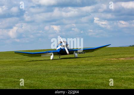 Compton Abbas, Dorset Regno Unito. 2nd aprile 2022. Tempo britannico: Velivoli leggeri , compresi alcuni vintage, prendono al cielo in una giornata soleggiata, ma fredda, a Compton Abbas Airfield nel Dorset. Credit: Carolyn Jenkins/Alamy Live News Foto Stock